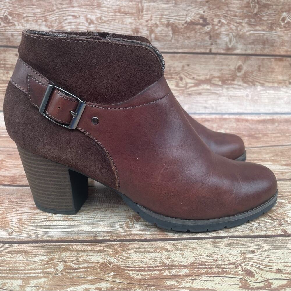 Clarks woman brown booties size 9M Leather upper